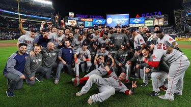 Los de Boston celebraron en grande en casa de sus acérrimos rivales, el Yankee Stadium.