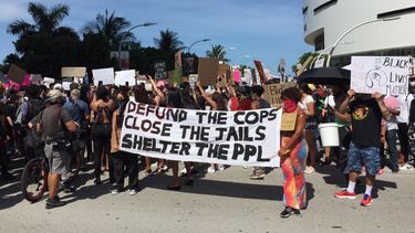 Momentos en que inicia la caminata en protesta por la muerte del afroamericano George Floyd, ocurrida el pasado 25&nbsp;en Minneapolis, luego que un agente de polic&iacute;a le presion&oacute; el cuello con su rodilla.