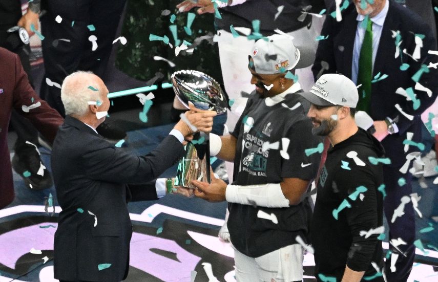 El propietario, presidente y director ejecutivo de los Philadelphia Eagles, Jeffrey Lurie, entrega el trofeo Lombardi al mariscal de campo número 01 Jalen Hurts y al entrenador en jefe Nick Sirianni al final del Super Bowl LIX