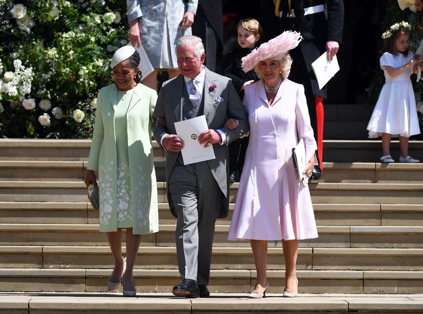 La madre de Meghan,&nbsp;Doria Ragland, y el príncipe Carlos y su esposa Camila a la salida de la capilla de San Jorge del castillo de Windsor.&nbsp;