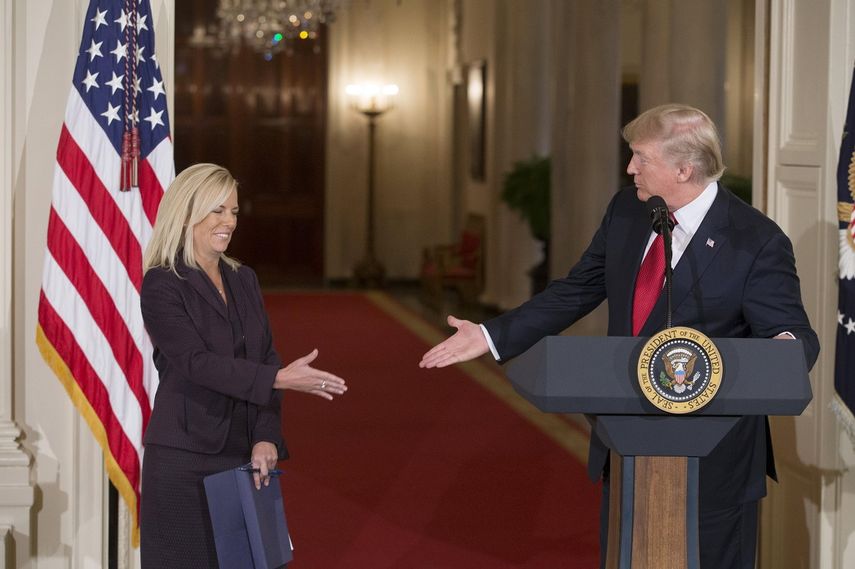 El presidente Donald J. Trump estrecha la mano de&nbsp;Kirstjen&nbsp;Nielsen luego de anunciarla como su nominada para el puesto de Secretaria de Seguridad Nacional.