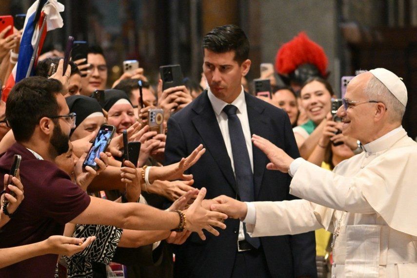El Papa León XIV (der.) saluda a los fieles durante la misa del Jubileo de los Misioneros Digitales y los Influencers Católicos, celebrada por el cardenal filipino Luis Antonio Tagle en la Basílica de San Pedro del Vaticano el 29 de julio de 2025.&nbsp; &nbsp;