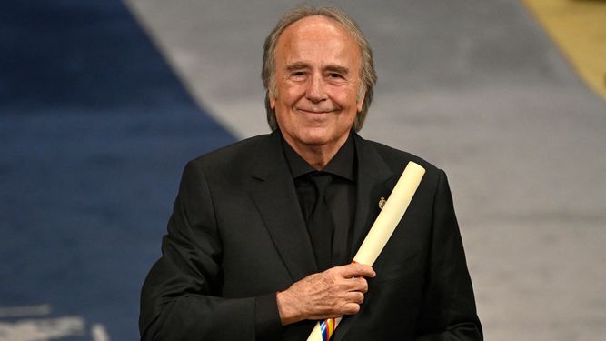 El cantautor español Joan Manuel Serrat posa con el Premio Princesa de Asturias de las Artes 2024.&nbsp;