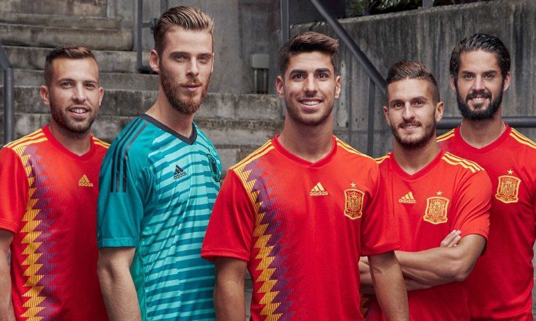 sesión heroico Procesando Nueva camiseta de la selección española genera polémica en el país