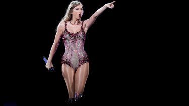 Taylor Swift actúa en el estadio Monumental durante un concierto de su gira Eras, en Buenos Aires, Argentina, el 9 de noviembre de 2023.
