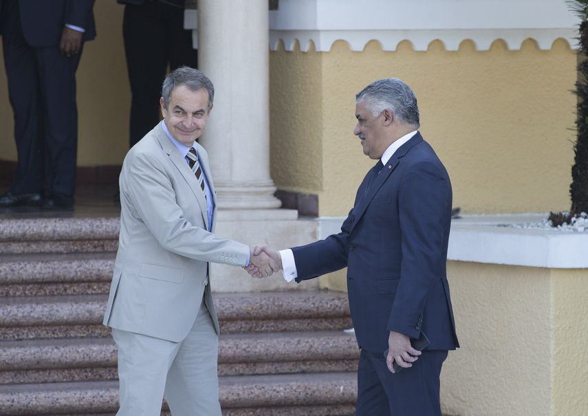 Los primeros en llegar fueron el canciller dominicano, Miguel Vargas, y  el expresidente del Gobierno español, José Luis Rodríguez Zapatero,  quien junto con el mandatario dominicano, Danilo Medina, auspicia el  diálogo.