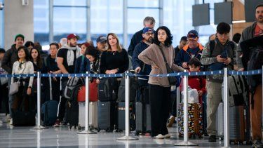 La gente espera en la fila del control de seguridad en el Aeropuerto Intercontinental George Bush en Houston, Texas, el 4 de noviembre de 2025.