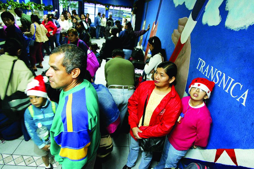 Cientos de nicaragüenses que residen en Costa Rica realizan largas filas en la estación de buses ubicada en San José, para celebrar con sus parientes las fiestas de Navidad y Año Nuevo.