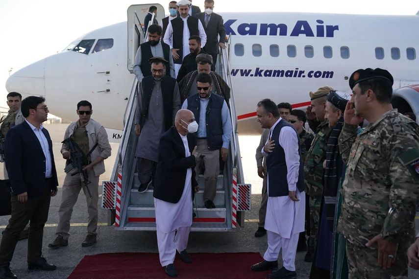 Fotografía tomada el 11 de agosto de 2021 muestra al presidente de Afganistán, Ashraf Ghani (centro), llegando a Mazar-i-Sharif.&nbsp;