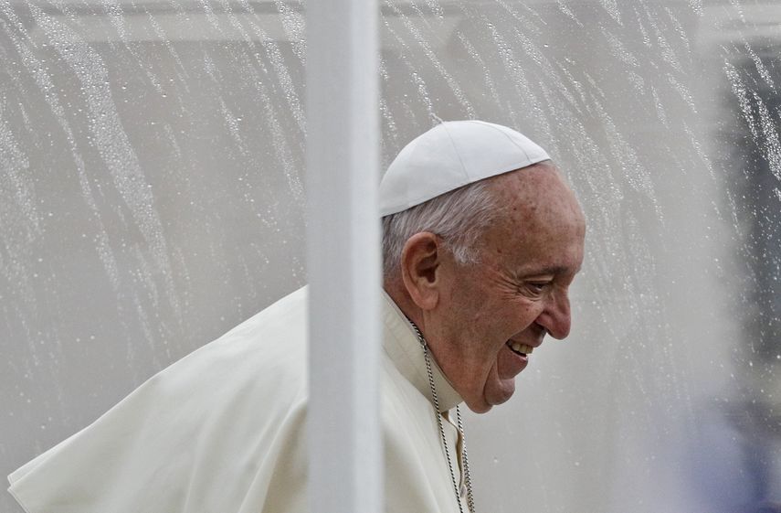 El papa Francisco sonr&iacute;e a su llegada en el papam&oacute;vil, cubierto con un techo para protegerle de la lluvia, para su audiencia general en la Plaza de San Pedro del Vaticano, el mi&eacute;rcoles 13 de noviembre de 2019.&nbsp;