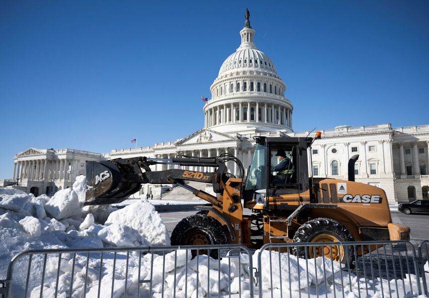 Un empleado remueve la nieve frente al Capitolio en Washington.&nbsp;