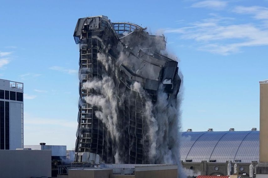 El edificio que alojaba el casino Trump Plaza cae tras una implosión el miércoles 17 de febrero del 2021.