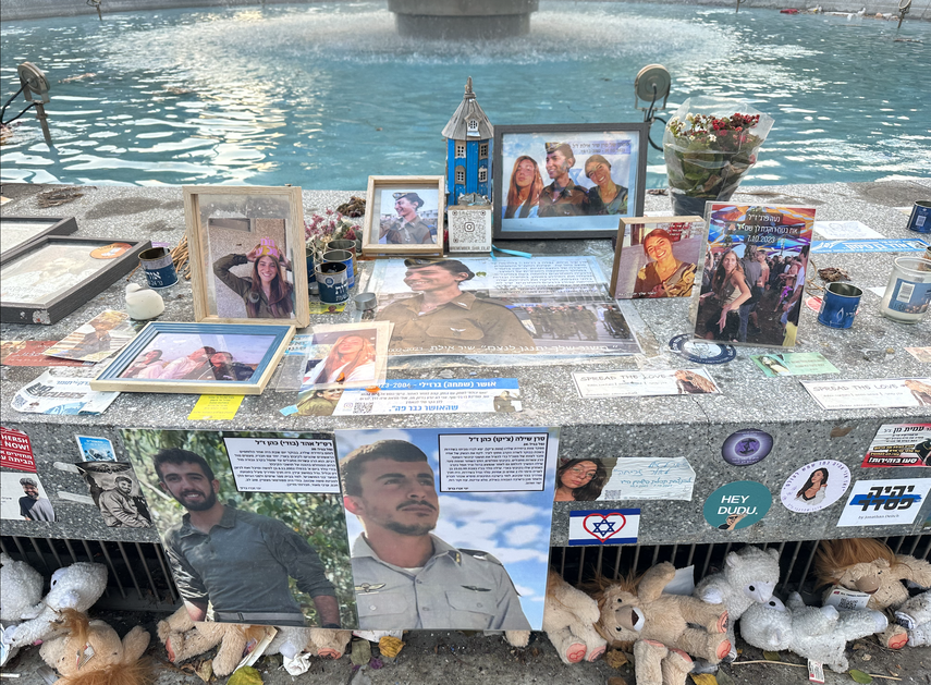 Prominentes espacios públicos acogen carteles, fotografías y objetos de culto dedicados a las víctimas.&nbsp;