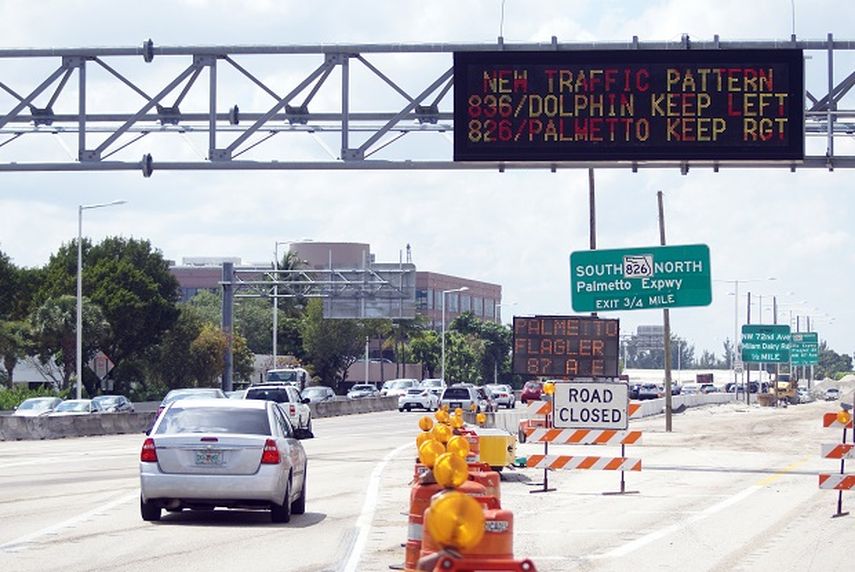 La carretera 836 es una de las autopistas que estos momentos está siendo sometida a labores de reparación. (Frank Díaz Donikián)