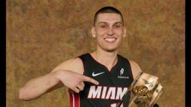 Tyler Herro del Miami Heat celebra con su trofeo del concurso de tiro de tres en el NBA All-Star Star