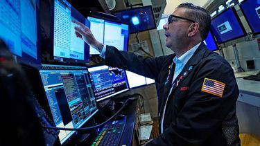 Un agente de Wall Street trabaja en el piso de remate de la bolsa neoyorquina.