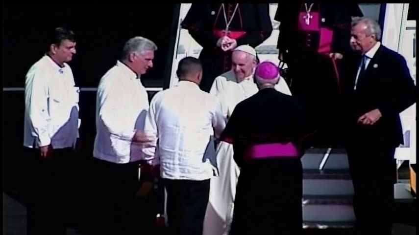 Díaz-Canel recibe al papa Francisco a su arribo a Holguín en 2015.&nbsp;