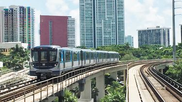 Vista parcial del MetroRail, acercándose a la estación Brickell.