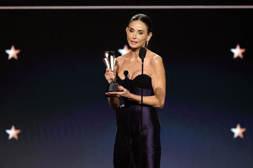 Demi Moore acepta el premio a la Mejor actriz por The Substance en el escenario durante la 30ª edición de los Critics Choice Awards en Barker Hangar el 7 de febrero de 2025 en Santa Mónica, California.