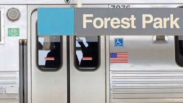 Investigadores de la policía trabajan dentro de un vagón de la Línea Azul de la Autoridad de Tránsito de Chicago estacionado en la estación Forest Park después de un tiroteo, el lunes 2 de septiembre de 2024, en Forest Park, Ill.&nbsp;