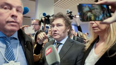El presidente de Argentina, Javier Milei, se abre paso entre la multitud de reporteros y simpatizantes después de pronunciar su discurso en la Reunión Anual del Foro Económico Mundial en Davos, Suiza, el miércoles 17 de enero de 2024.&nbsp;