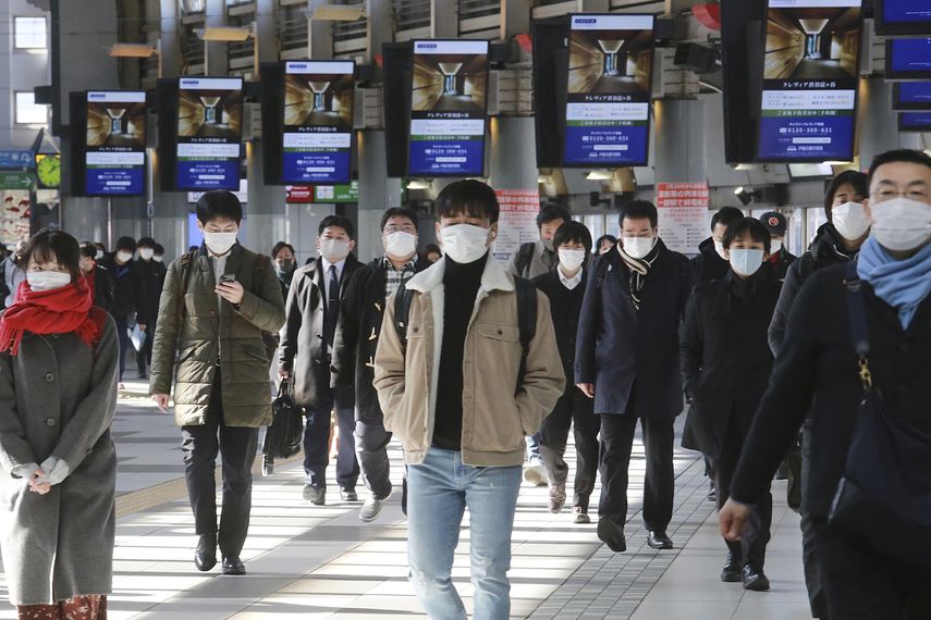 Unas personas caminan por una estación de trenes en Tokio, Japón, el 3 de febrero de 2021.&nbsp;