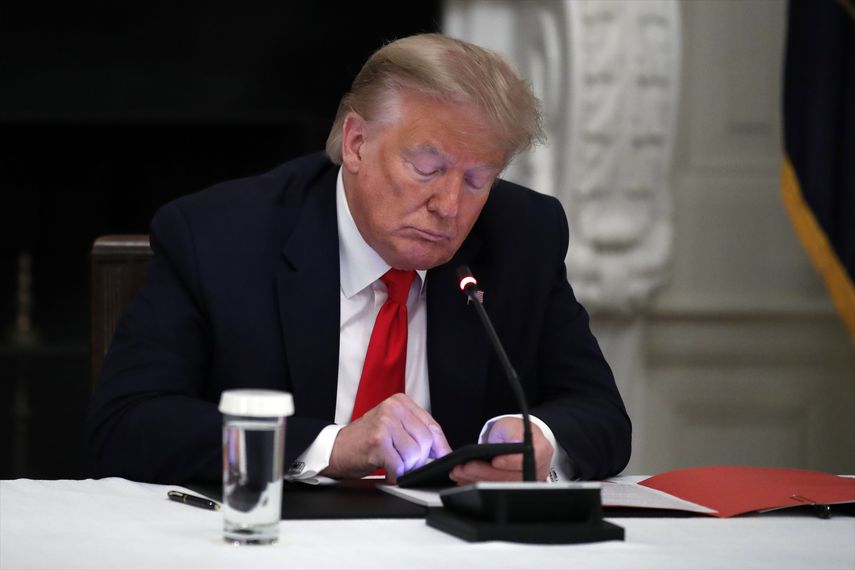 El presidente de Estados Unidos, Donald Trump, utiliza su teléfono celular. Foto de archivo.