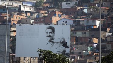 Imagen deterorada del dictador Nicolás Maduro y su esposa, Cilia Flores, en el barrio de Catia, en Caracas.