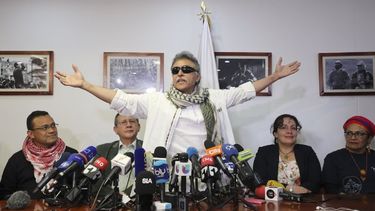 El excomandante de las FARC conocido como Jesús Santrich abre los brazos durante una conferencia de prensa en la sede del partido político de las FARC tras haber sido liberado de una segunda detención por narcotráfico en Bogotá, Colombia.