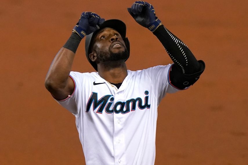 Starling Marte, de los Marlins de Miami, celebra un sencillo en la tercera entrada del juego ante los Filis de Filadelfia, el lunes 14 de septiembre de 2020, en Miami.