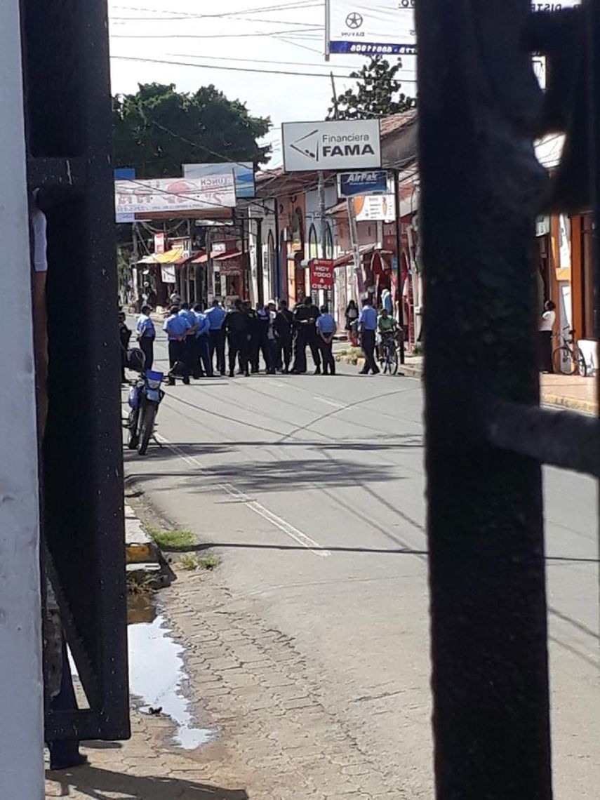 Los alrededores de la Iglesia San Miguel permanecen rodeados de la Policía que impide el acceso de agua para los huelgistas e insulina al padre Edwing Román, que acompaña a los familiares de presos políticos en huelga de hambre. 