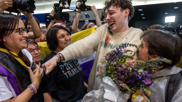 El cantante suizo Nemo, quien ganó la final del 68º Festival de la Canción de Eurovisión 2024 con la canción The Code, es recibido por sus seguidores después de aterrizar en el aeropuerto de Zurich, Suiza, el 12 de mayo de 2024.