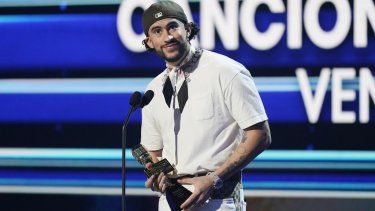 El cantante Bad Bunny sostiene el premio a la Canción en ventas del año durante los Premios Latin Billboard, el jueves 5 de octubre de 2023, en Coral Gables, Florida.