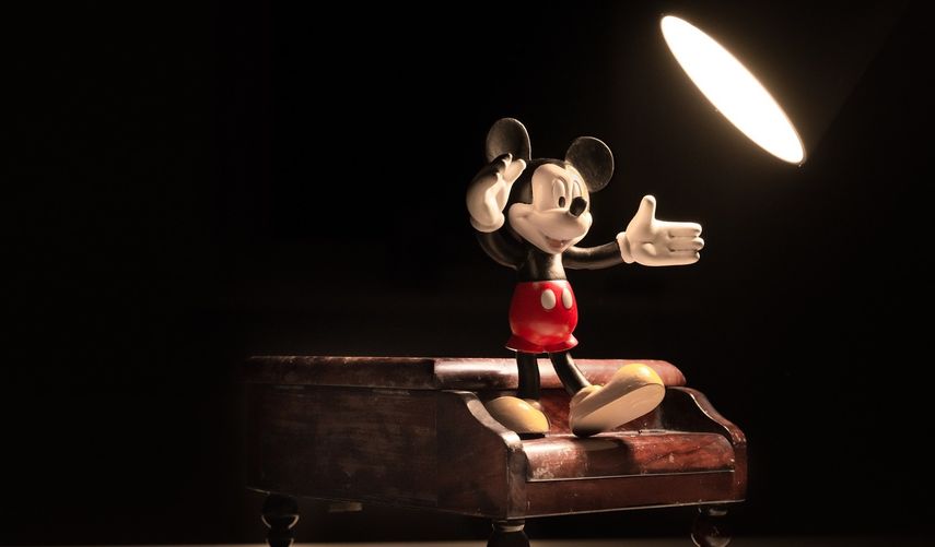 Mickey, Minnie y Goofy, se unen para un viaje emocionante y lleno de aventuras.