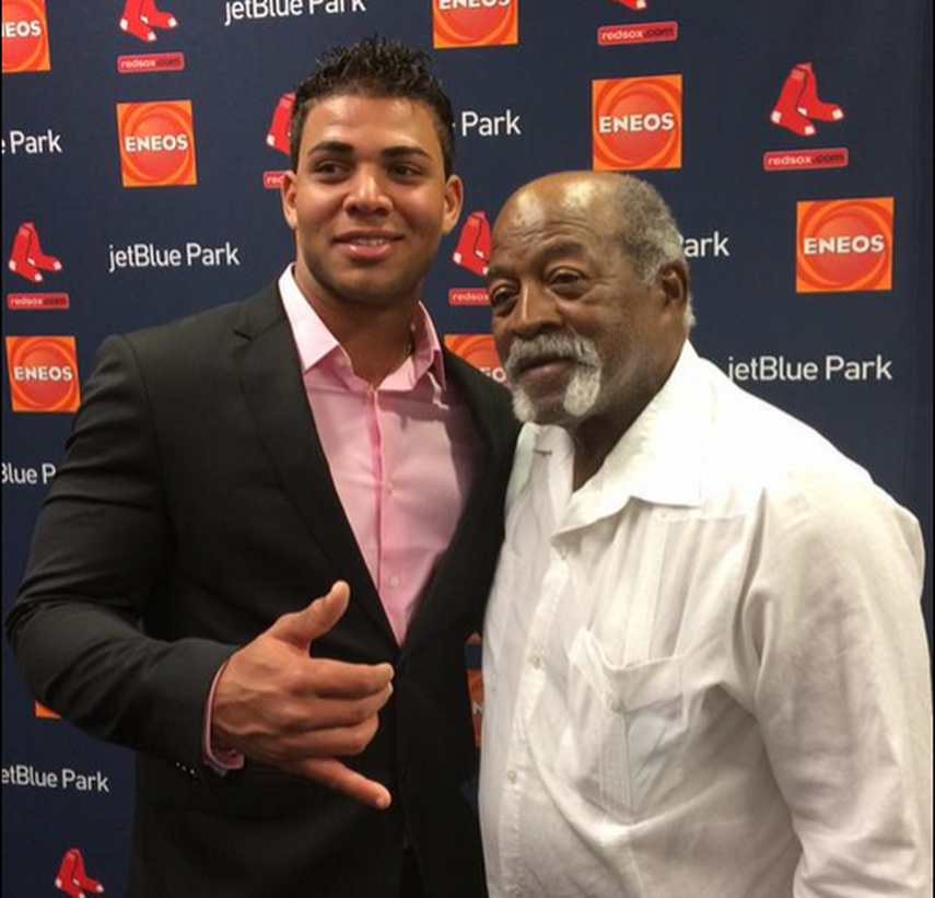 Luis Tiant fue parte vital para lograr la firma de Yoan Moncada. (TWITTER)