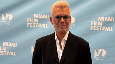 Willy Chirino posa en alfombra roja del estreno del documental sobre su vida, Chirino, del director Jorge Soliño.