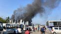 Una columna del humo sale de un edificio del Serum Institute of India, el mayor fabricante de vacunas del mundo, que elabora la vacuna contra el coronavirus desarrollada por AstraZeneca y la Universidad de Oxford, en Pune, India, el 21 de enero de 2021. Una columna del humo sale de un edificio del Serum Institute of India, el mayor fabricante de vacunas del mundo, que elabora la vacuna contra el coronavirus desarrollada por AstraZeneca y la Universidad de Oxford, en Pune, India, el 21 de enero de 2021.