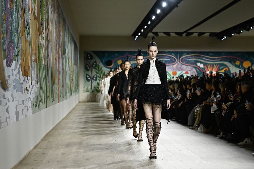 Modelos presentan creaciones para Dior durante la Semana de la Moda de Alta Costura Femenina Primavera/Verano 2025 en el Musee Rodin (Museo Rodin) en París el 27 de enero de 2025.