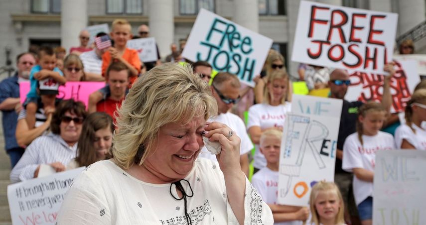 Laurie Holt, madre de Joshua Holt, llora durante una manifestación a favor de su hijo en el Capitolio estatal de Utah.&nbsp;