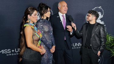 En la alfombra roja Ronald Day CEO de Miss Universe, reafirma su compromiso con la causa.