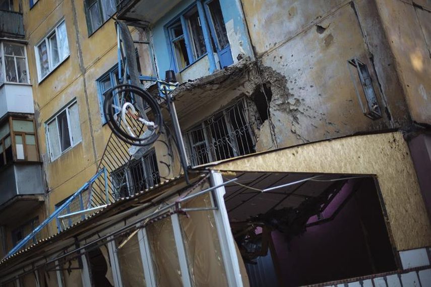 Un edificio es destrozado por enfrentamientos entre separatistas prorrusos y miembros de las fuerzas ucranianas en la ciudad de Kramatorsk (Foto EFE)