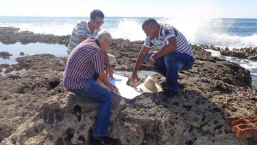 Imagen de archivo de especialistas cubanos en recursos hidráulicos evaluando un proyecto para potabilizar agua de mar.