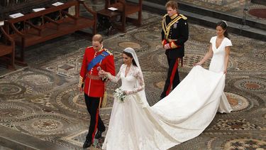 El príncipe William de Gran Bretaña y su esposa Kate Middleton, duquesa de Cambridge, seguidos por el príncipe Harry de Gran Bretaña y su dama de honor Philipa Middleton, salen de la Abadía de Westminster en Londres tras su ceremonia nupcial el 29 de abril de 2011.