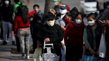 Personas hacen cola para recibir un plato de comida en un comedor de beneficencia durante un confinamiento ordenado por el gobierno para frenar la propagación del coronavirus en Buenos Aires, Argentina, el viernes 29 de mayo de 2020.