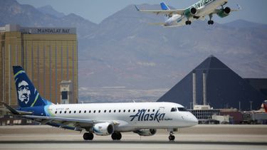 Un avión de Alaska Airlines se prepara para levantar vuelo en el aeropuerto de Las Vegas.