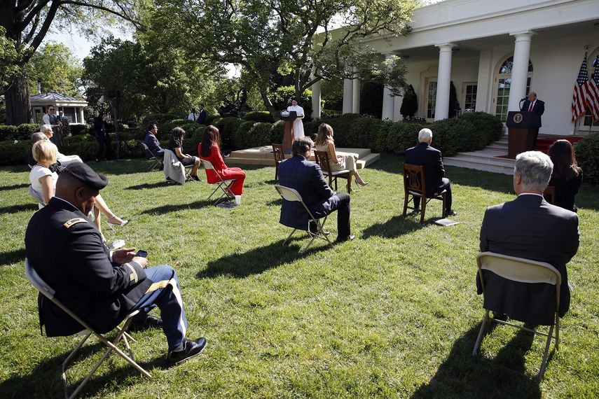 Presidente Donald Trump escucha mientras la hermana Eneyda Mart&iacute;nez, de las Hermanas Pobres de San Jos&eacute;, habla durante un oficio en la Casa Blanca, Washington, 7 de mayo de 2020.&nbsp;
