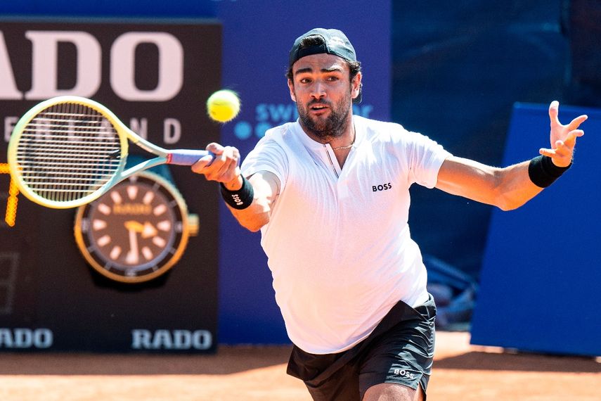 El tenista italiano Matteo Berrettini enfrenta al francés Richard Gasquet en el torneo de Gstaad, Suiza de la ATP el jueves 21 de julio de 2022.&nbsp;