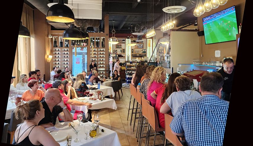 Aficionados del fútbol prestan atención al partido de España con Alemania, en el restaurante español Xixón, Miami.
