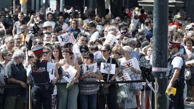 Ciudadanos, turistas y curiosos, guardan un minuto de silencio que ha terminado con largos aplausos y un grito de no tengo miedo, por los atentados de La Rambla de&nbsp;Barcelona&nbsp;y de Cambrils.