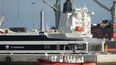 Una lancha ambulancia visitó al cruceros este martes 5 de mayo que está fondeado frente al puerto de Cabo Verde. (AFP)